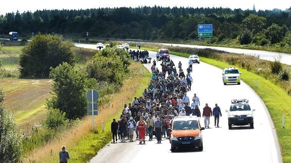 Refugiados sirios e iraquíes marchan por Europa. 