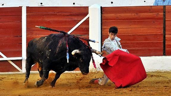 López Simón se faja con uno de sus toros con la muleta