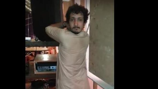 El asombroso hombre que gira la cabeza como la niña de 'El exorcista'