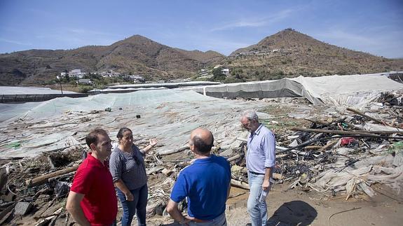 Manuel García, Mª José Sánchez, Santiago Romero y Manuel Pezzi, ayer en la zona afectada de Albuñol.