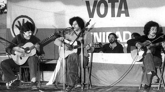 Carlos Cano se involucró personalmente en el avance del PA y le apoyó con sus conciertos. En la foto, durante un mitin en 1977.