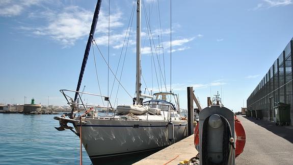 El velero, precintado en el Puerto de Almería.​