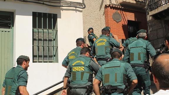 Agentes de la Guardia Civil acudiendo en octubre de 2013 al lugar donde fue localizado Juan León, presunto autor de la muerte de su hermana Isabel.