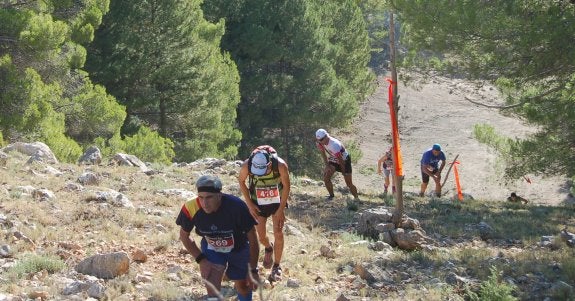 Varios participantes avanzan por la dura subida del cortafuegos del Jorquera