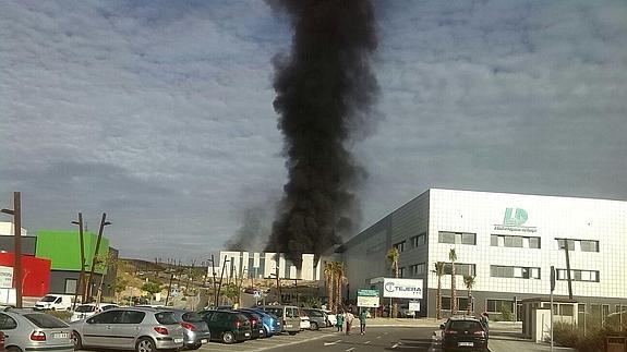 La nave, en llamas por la explosión. 