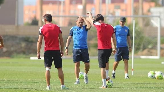 Sergi Barjuan intenta encontrar las soluciones para el juego de la UDA