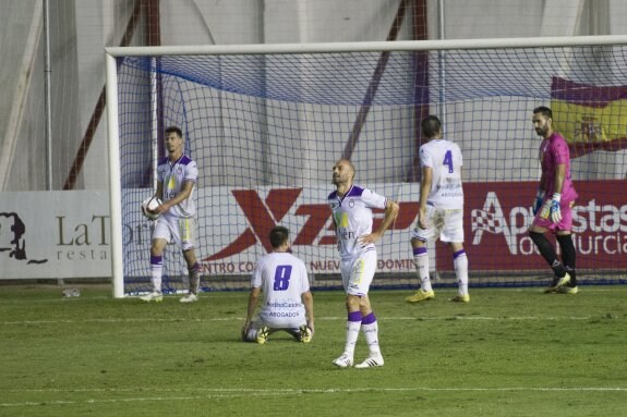 Los jugadores del Real Jaén se lamentan tras haber encajado el gol que al final supuso la derrota en su visita a Murcia. 