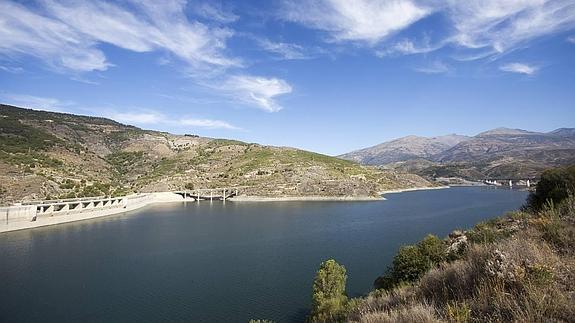 Vista de la presa de Rules, cuyas reivindicaciones en la Costa para canalizar sus aguas llevan ya más de una década.
