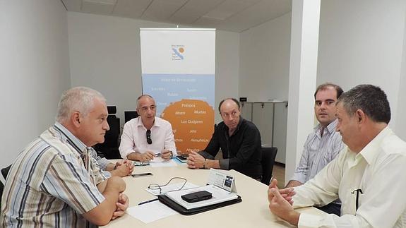 Reunión del presidente de la Mancomunidad con los regantes de Río Verde.