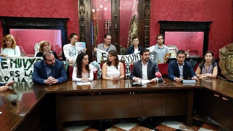 Vecinos de La Azulejera denuncian ante la Fiscalía al Ayuntamiento por "ocultar" el expediente de sus viviendas