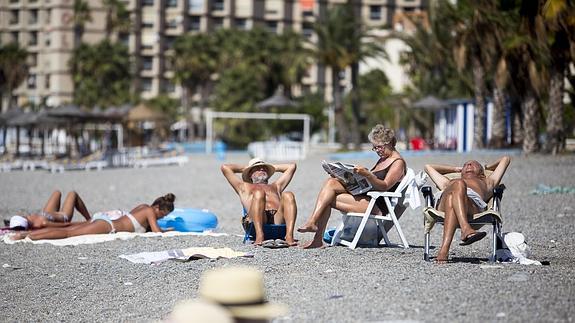 Paraíso. Visitantes disfrutan del relax de la playa de La Herradura esta misma semana.