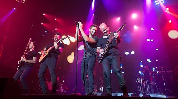 Pablo Alborán y su equipo durante su concierto de anoche en Granada.
