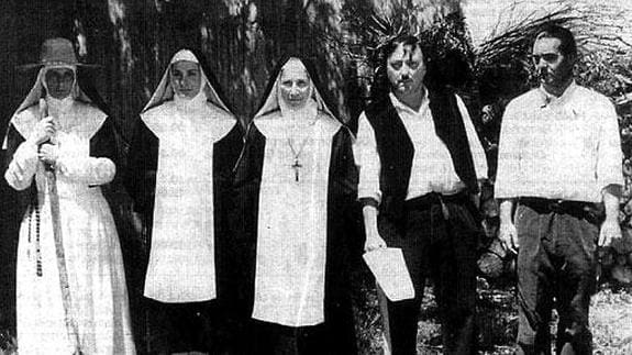 Un foto supuestamente auténtica de Haro Vallejo y unas monjas junto a una persona muy parecida a Lorca, era para él, la prueba definitiva de la autenticidad de su historia sobre la muerte del poeta.