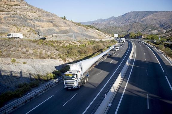 Por autovía, con un amplio dispositivo de seguridad, las aspas de molino eólico llegan desde Ciudad Real al puerto y tardan entre cuatro y seis horas.