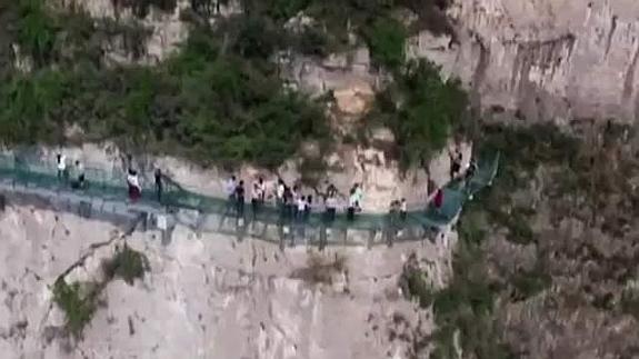 Pánico en China por una grieta en el puente de cristal a mil metros de altura