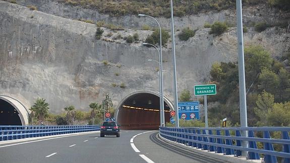 La autovía del Mediterráneo a su paso por el viaducto de Cantarriján