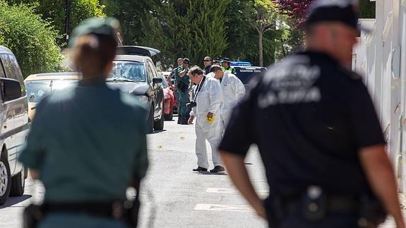 Los investigadores recogen pruebas en el lugar donde se produjo el crimen.  