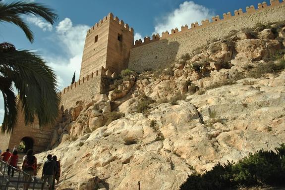 Del muro sobre el que se ha efectuado al restauración, a la derecha de la imagen, cayeron varios cascotes en mayo hacia la entrada. 