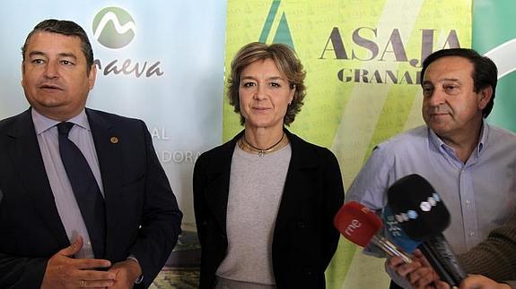 La ministra de Agricultura, Alimentación y Medio Ambiente, Isabel García Tejerina (c), acompañada por el delegado del Gobierno en Andalucía, Antonio Sanz (i), y el presidente nacional de Asaja, Pedro Barato (d)  