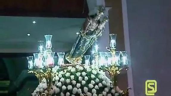 La talla de una Virgen se cae al suelo antes de llegar a su templo