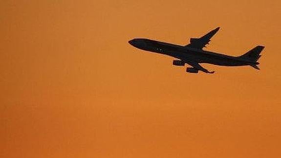 Un joven fallece en pleno vuelo tras morder a otro pasajero