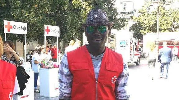 Mamadou colabora con la Cruz Roja en Granada. 