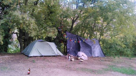 Tiendas de campaña y restos de botellas. 
