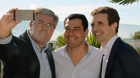 Pablo Casado (d), junto al presidente del PP-A, Juanma Moreno, y el alcalde de Jaén, José E. Fernández de Moya se hacen un selfi.  