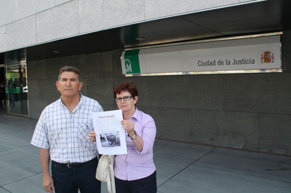 José Bru y su mujer, Puri, piden que se haga justicia por el asesinato de su hijo, cuyos culpables siguen en libertad. 