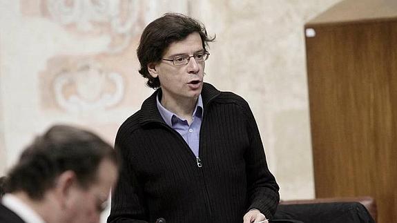 Carmelo Gómez durante una intervención en el Parlamento.  