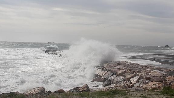 El temporal de levante provoca "numerosos daños" en las playas de Almuñécar