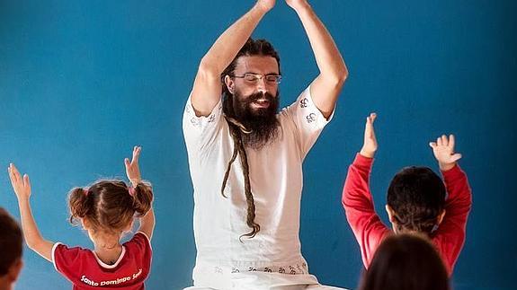 os niños del colegio Santo Domingo Savio adoptan la ‘asana’ de la montaña, instruidos por Moncho, el profesor de yoga. :: 