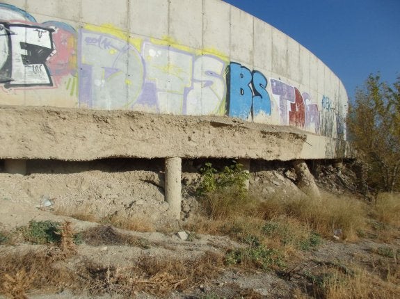 Aspecto exterior del campo de La Victoria, con grandes desperfectos.