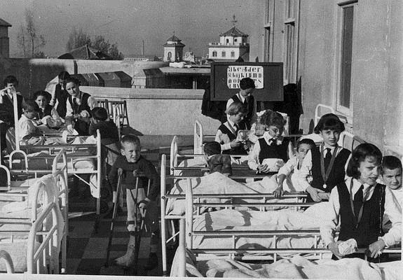 Un grupo de niñas repasa la lección con los pequeños hospitalizados en San Rafael.