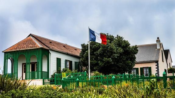 En la casa que ocupó en su destierro en Santa Elena ondea la tricolor. Francia la adquirió después de su muerte. :: 