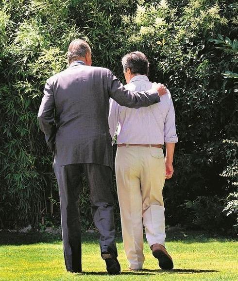 Don Juan Carlos y Adolfo Suárez, de espaldas, tras la entrega del Toisón de Oro. 