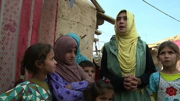 Aziza Rahimzada, con niños afganos.