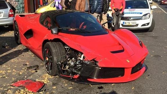 Se compra un Ferrari y lo estrella al salir del concesionario