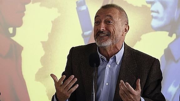 El escritor Arturo Pérez-Reverte presenta su libro 'La guerra civil contada a los jóvenes'. 