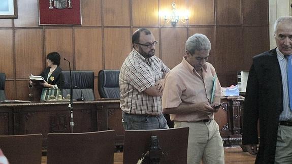 El exalcalde de Huesa, Francisco Javier Gómez Sevilla, abandona la Audiencia tras la suspensión del juicio en 2014