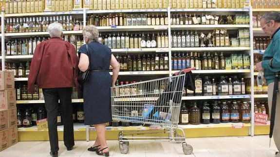 Comprando aceite de oliva en un supermercado. 