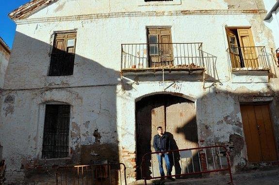 El alcalde de Cádiar, Javier Martín, junto a la entrada de la 'Posada del Cojo'.