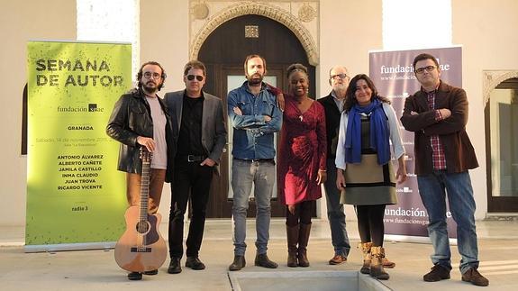 Los seis autores, junto al coordinador del encuentro, José Ignacio Lapido (segundo isquierda).  