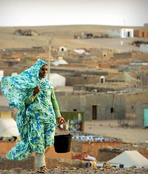 Mujer saharaui en los campos de refugiados de Tinduf, en Argelia. :: 