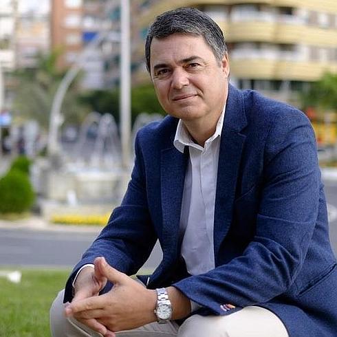 Carlos Rojas en su ciudad natal, Motril, de la que fue alcalde nueve años. 