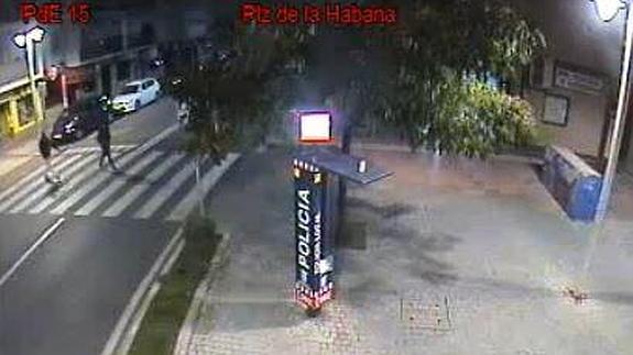 Activa una cámara policial a segundos de ser agredida por su expareja