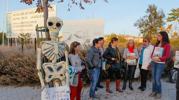 Los compradores de las VPO que no se construyeron posan en los terrenos tras conocer que la fiscalía abría una investigación penal.  