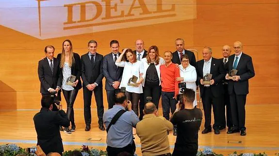 Los galardonados con los IDEALES posan en la foto de familia junto a la presidenta de la Junta, Susana Díaz, y el director del periódico, Eduardo Peralta.