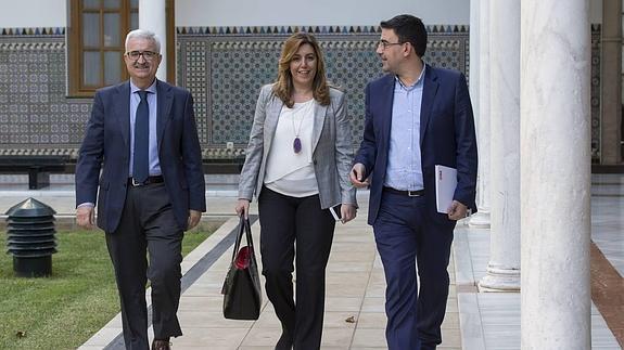 La presidenta de la Junta, Susana Díaz, acompañada del vicepresidente, Manuel Jiménez Barrios (izquierda) y del portavoz socialista, Mario Jiménez, llegan al pleno en el Parlamento. 