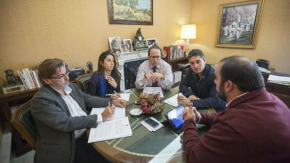 Encuentro de todos los grupo con el concejal de Economía, Francisco Ledesma 